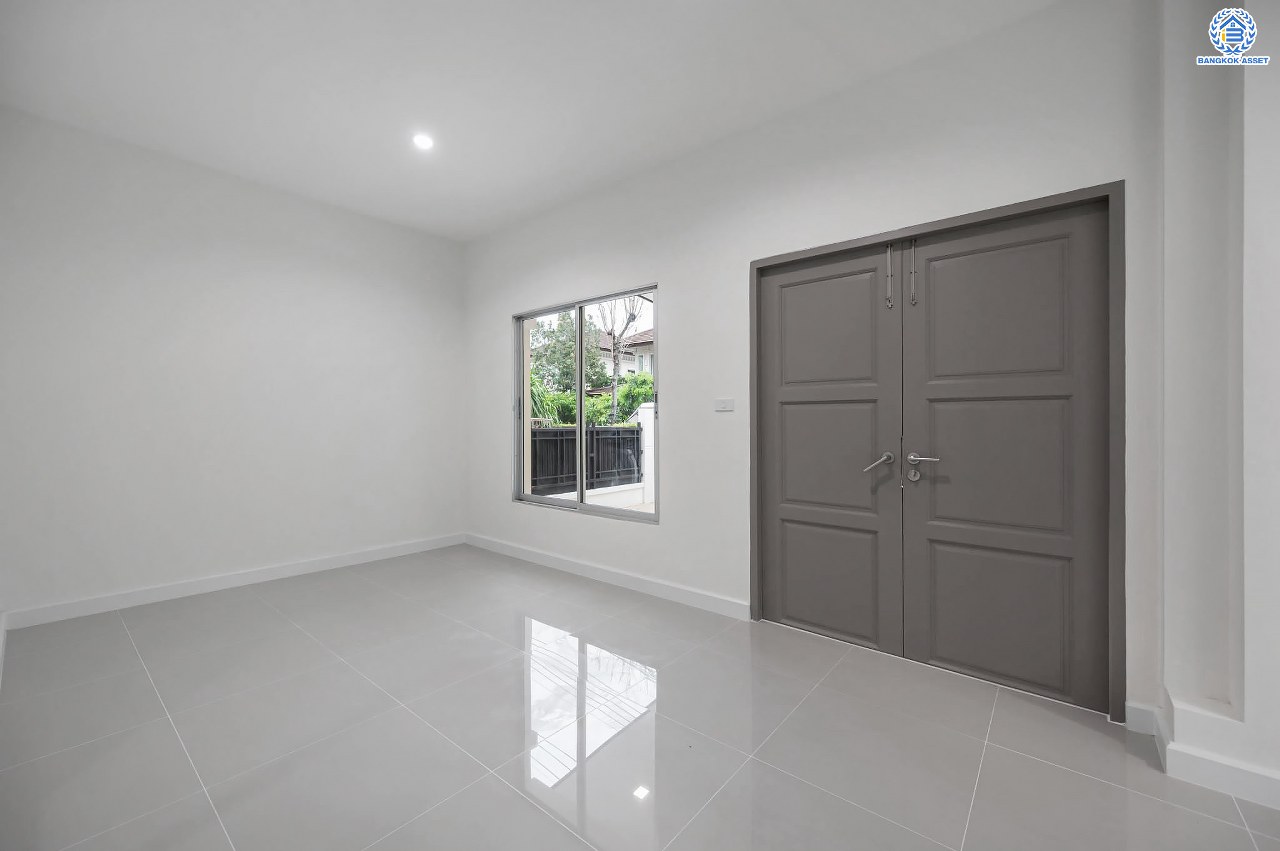 บ้านมือสองตกแต่งใหม่ โครงการ เดอะซิตี้ รัตนาธิเบศร์-แคราย เนื้อที่กว่า 62.4 ตร.ว. พื้นที่ใช้สอย 190.81 ตร.ม. พร้อมฟังก์ชัน 3 ห้องนอน 3 ห้องน้ำ จอดรถได้ 2 คัน บนทำเลศักยภาพ ติดถนนรัตนาธิเบศร์ เชื่อมต่อถนนงามวงศ์วาน, ถนนติวานนท์, ถนนเลี่ยงเมืองนนทบุรี ทำเลใจกลาง 2 เซ็นทรัล ใกล้รถไฟฟ้าสายสีม่วง "สถานีสะพานพระนั่งเกล้า" และจุดขึ้นทางด่วน "งามวงศ์วาน"